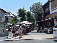 川を歩かない夫と待ち合わせは三島で一番有名な鰻屋の桜家近くにしました。
濡れた夫のズボンでは断られるかな？なんて行く前は話していたけど、そもそもこの人の数ではいつお店に入れるかわからない。
長時間待ってまで食べるほど舌が肥えていない私達。
入店前にズボン乾きそうだけど・・・ここは諦めることにしました。