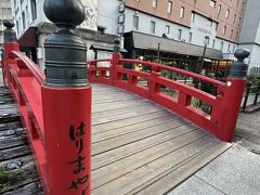 欄干にもたれて写真を撮る人が多数だったので、