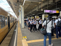 ところがこの列車も数分遅れで福山に到着しました。