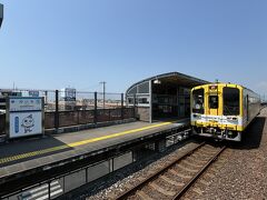 のいち駅にいた阪神タイガース応援列車（9640型10）。沿線に阪神タイガースのキャンプ地があることから誕生したそうで、キャンプシーズンには特に盛り上がるとか。

駅名標に描かれていたのは「のいちんどんまん」。以前に開催されていた、ちんどんコンクールに由来しています。