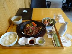 雪室和牛ステーキ！！

これが今回一番の絶品だったかナ。
肉のまろやかな旨み、素晴らしいヨ！
このケルメが新潟にあっただなんで！

もう余計な味付けなどせず、
シンプルに、ひとつまみの塩だけで、
じっくりと肉の旨みを味わうヨ！

添え物のニンジンの甘みが引き立つ！