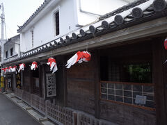 周防銀行本店の向かいには元禄元年(1688)創業の｢むろや｣が建ちます。西日本最大級の油問屋として名を馳せ、廻船オーナーでもありました。建物は1701年築で、800坪(119×20m)と、日本最大級の商家建築です。小田家は、名字帯刀を許された家柄で、周防銀行創立の音頭を取った人物です。
柳井駅には機関区が設けられ優等列車も停車しますが、モータリゼーションの波に取り残され、時代が止まります。