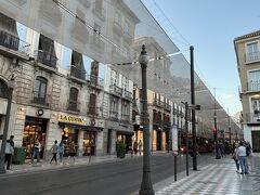 レイジェスカトリコス通り　
イサベル・ラ・カトリカ広場からカルメン広場へ向かう　おしゃれなショップが並ぶ通りです