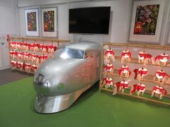 ホテルをチェックアウトして徳山駅へ。懐かしい0系新幹線のモニュメントが展示されていました。