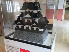 開国記念館で再び涼をとりました。ここでは彦根城の説明パネルの展示やビデオ上映がありました。各資料は原則撮影禁止でしたが、レゴで作られた彦根城は撮影可能でした。