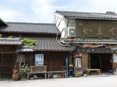 　加東屋。建物は文化元年（1804年）築。江戸後期に酒造業、大正期から昭和初期には質屋、現在は和菓子屋を営んでいます。