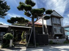 出窓と立派な松の木と門構え。日本風のような洋風のようなカフェ。