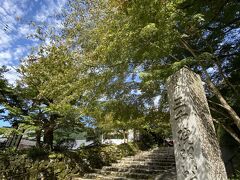 バス停からてくてく歩いて三千院に向かいます。