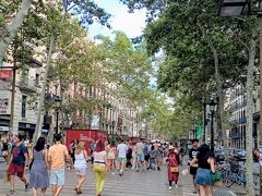 シッチェスからバルセロナのカタルーニャ広場に、18:00頃、戻って来ました。まだまだ明るいので、そのままランブラス通りを散策。
いつ来ても賑やかてす。