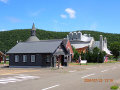 チューリップ公園近くにある建物で、手前がチューリップ公園総合案内所（閉まってました）、中ほどの塔の有る建物がチューリップ館、奥にあるユニークな外観の建物が町立ふるさと館JRYです。