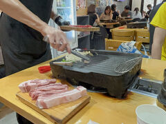 益善洞牧場
美味しくて大満足。豚が多くて、イベリコ豚もあった。あとは牛肉もあり。
韓国では普通らしいけど、お店の人が焼いてくれるのが嬉しい。地元のおじちゃんたちが多く、お酒も入って盛り上がっていた。
お店が清潔で日本語も通じる。
日本から予約して行きました。ほぼ満席。
お店の方が親切で、不慣れな私たちに、いろいろと気を使ってくださいました。