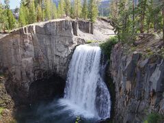 レインボー滝に到達！
なぜその名があるかというと、滝の飛沫に太陽の陽が当たると虹が出るからなそうなんですが、残念ながら若干薄雲がかかり、火が差し込む角度もあったのか、虹は見られず。