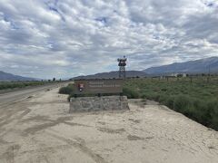 さらに走ってマンザナー収容所跡地に到達しました。
ここは第二次世界大戦時、敵性国人という理由で、アメリカ国籍を有する日系二世も含めた日系人が収容されていた収容所の跡地です。日系人収容所はいくつかありますが、ここが規模も大きく、ロサンゼルスに住んでいた日系人が多かったことから有名になっています。

移民して苦労して最高するストーリーが好きなこともあり、ここもその流れで好きで、今回で3回目。