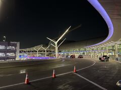 レンタカーの営業所からターミナルへ戻るバスが全然来なくて、他の人もキレていましたが、乗り遅れるにはまだ余裕があり、トムブラッドレーターミナルへ。レンタカーの送迎車、このターミナルに横付けしてくれないんですよね。一番荷物が多い人が利用するはずなのに。なのでとなりのターミナル4から歩いて移動。