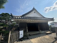 15:23
現れた建物はチケット売り場も無いし、懐徳館入口という文字を見つけなければ入っていいのか悩むところでした。またトラップ？