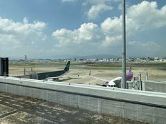 何はともあれ福岡空港到着。名古屋みたく湿気はないけど暑いですね。。。。。