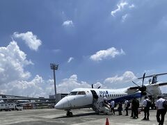 伊丹空港でプロペラ機に乗り換え。