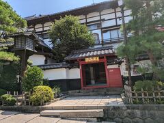 善光寺まで、さらに車を走らせ。
善光寺大本願南駐車場に車を停めました。
外気温が37度位あったので、
地下に停められて、ラッキーでした。

歩いて、善光寺に向かいます。

写真は、宿坊。
宿坊が並ぶ通りを過ぎると