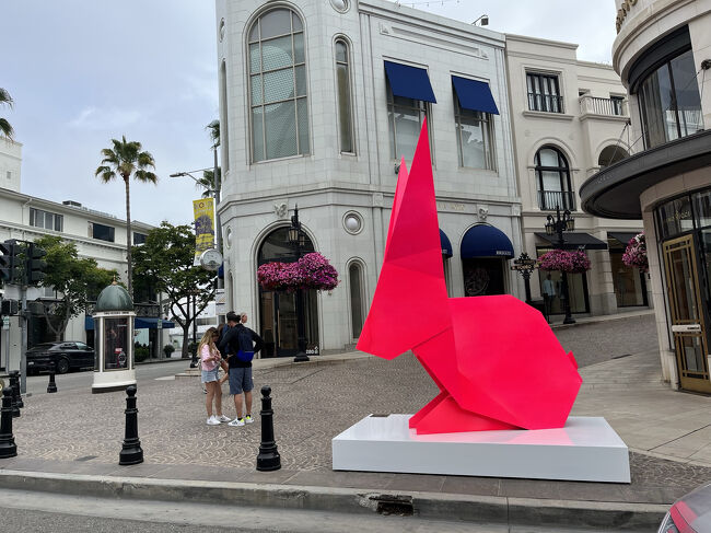 LAのマリオットホテルで待ち合わせ。<br />ドライブしながらビバリーヒルズに向かいます。<br />途中ロデオ・ドライブを通過。<br />折り紙で作ったウサギのようなオブジェがあったりしてかわいかった。