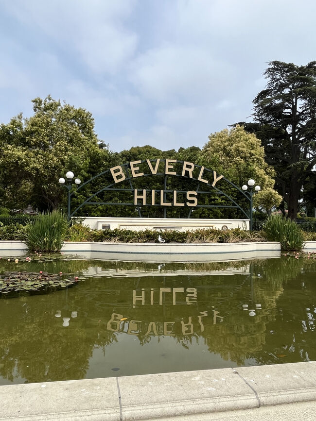 ビバリー庭園公園前<br /><br />サインの前で記念撮影