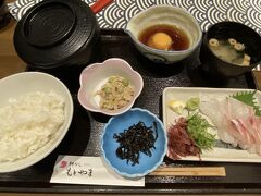 松山ロープウェイ商店街にある、鯛めし「もとやま」でお昼に。
着いたら、名物の鯛めしに行こうと決めてました。
店員さんが鯛めしの食べ方を説明してくれます。