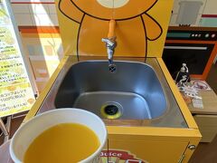 えひめ観光物産館のみかんジュース。
愛媛県に来てやりたいことの一つでした。
蛇口から出るなんて初めて見た！
面白～い。一杯100円。
レジで買って紙コップをもらうシステム。
