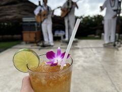 5時前に、しっかりとスタンバイ！

最前列に座りたくて早々と並びました～
ハウスウィズアウトキーのカクテル席は予約不可
とにかく早く行って陣取るしかなしです

