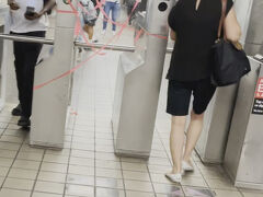 　タイムズスクエア-42ストリート駅に到着。改札を出る時はカードいらないのね。
