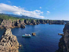 船を降りたら尖閣湾を一望できる場所へ。
とても雄大で綺麗でしたが、船酔いと昼を食べてない空腹とで、ちょっと辛かったです。
この後お土産屋さんのところでカレーパンを揚げていたので、揚げたてのカレーパンを食べました！！