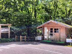 男池湧水群に到着しました。駐車場にバイクを置き男池園地入口までやってきました。