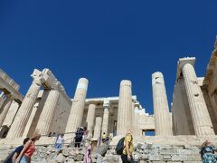 正面に見えるのがPropylaia（プロピュライア）です。
いよいよ聖域に入ります。
