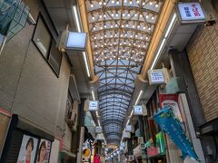 明るい雰囲気のアーケード商店街