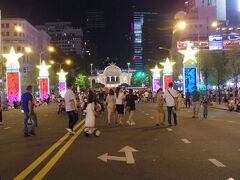 ルロワ通りの先に市民劇場が輝いています。
