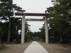 鶴岡市役所前バス停で下車。歩いて鶴岡公園へ。