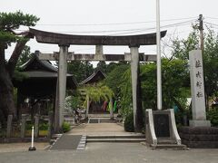 鶴岡公園内にある荘内神社をお参り。元和八年（1622）酒井忠勝公が幕命により信州松代より出羽庄内に移封されて以来、歴代藩主の努力で豊かな国を築かれた。江戸から明治へと時代が移った後に、旧藩主家を敬い慕う気持ちを持って人々が浄財を寄進し明治十年（1877）鶴ヶ岡城の本丸御殿址に「庄内総鎮守・開運の神」として創建されました。