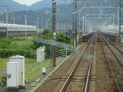 静岡市内を流れる、安倍川の鉄橋。
並行している新幹線にぶち抜かれる。