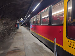 ここからさらに登山鉄道でユングフラウへ
ほとんどがトンネルです

途中駅で5分ほど停車