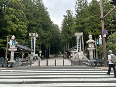 17:40
奥の院に戻って来て少し散策
ねぇ人が少ないと思いませんか？
これって連日TVで「高野山も連日の猛暑日です」とか「殆ど海外の方ですね」とか言ってるから違う？