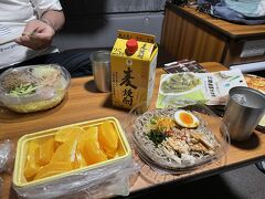 19:00
高野山には2件しかコンビニがなくて早い者勝ちで「ピリ辛そば」を早々にゲット(^^)
夫「明日は行くの？何時に起きる？」
私「うん、明日6時のを見に行こ！そしたら5:10にアラームしとこか。30分あったら大丈夫よね」
