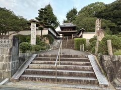 山門前の石段で、夏目漱石と正岡子規が語りあったとか。