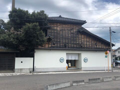 《今代司酒造》外観…「沼垂テラス商店街」の次に訪れたのは「今代司酒造」で、「沼垂テラス商店街」から徒歩9分700ｍほどのところにあります。「今代司」と書いて「いまよつかさ」と呼ぶそうです。「今代司」とは「今の時代を司る」という意味だそうです。「沼垂(ぬったり)」などこの辺の地名等は難しい呼び名が多いですね。