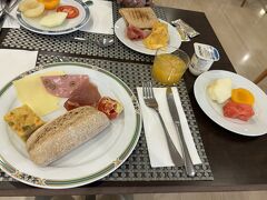 レオナルドホテルの朝食です　朝8時から
スペイン風オムレツやスクランブルエッグ、ベーコンやハム、チーズ　フルーツやスイーツもありました