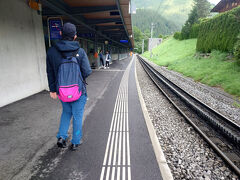 電車で来てそのままユングフラウに向かうなら
グリンデルワルドグランド駅で下車したらすぐ

われわれは駅を通過したのみ