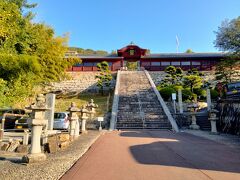 正面にある唐門とその左右に伸びる翼廊は、1648年の創建当時の建築で市指定重要文化財です。