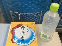 崎陽軒東京工場製のシウマイ弁当９５０円
紐で結んでるのは横浜工場、紙の蓋は東京工場なり