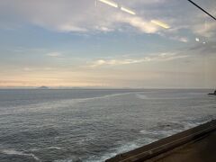 片瀬白田から海岸線に
ここが沿線一番のスポットかな
大島、利島、鵜利根島、三宅島、新島、神津島の
島々が右から順に見えます
