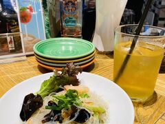 日曜日に銀座へ買物に。
どこも混んでいてランチ難民になりそうで、早めに東急プラザのタイ料理店に入店。
前菜のヤムウンセン。
ヤムウンセン、大好き。
