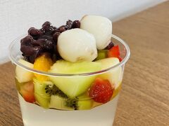 日曜日の昼頃、いつも大行列の鈴懸で行列がなかったのであんみつを買って帰りました。
フルーツがたっぷりでメープルシロップをかけていただくちょっと変わり種あんみつで美味しかったです。