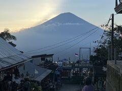 まるで富士山。ランプヤン寺院から見えるアグン山。