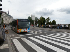 道路を渡ったところが憲法広場。沢山の人が集まっています。